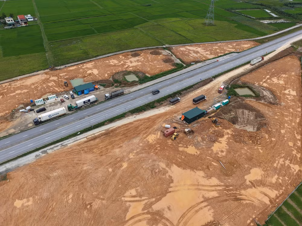 Ảnh 2.Hình ảnh thi công trạm dừng nghỉ trên tuyến cao tốc Bắc - Nam phía Đông qua tỉnh Nghệ An. Ảnh.Ngọc Hải.