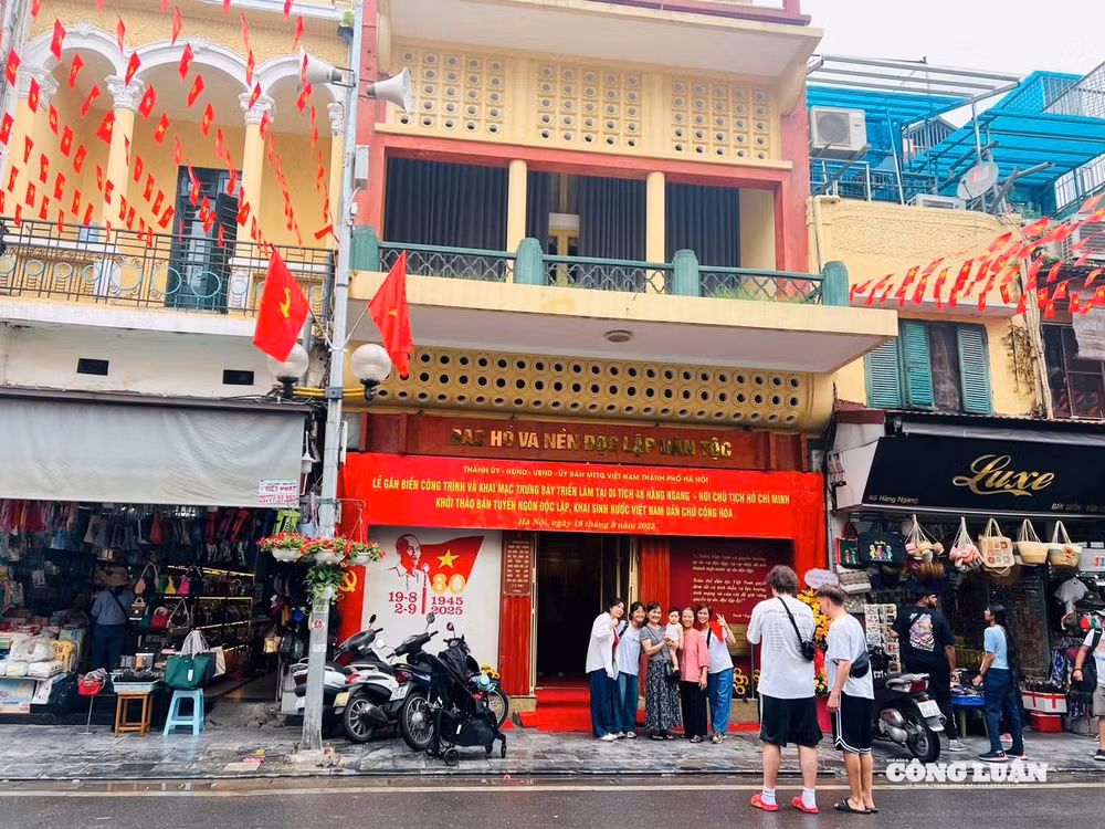 Ngôi nhà 48 Hàng Ngang (quận Hoàn Kiếm), nơi Chủ tịch Hồ Chí Minh viết bản Tuyên ngôn Độc lập khai sinh ra nước Việt Nam Dân chủ Cộng hòa, vừa được thành phố Hà Nội gắn biển công trình kỷ niệm 80 năm Cách mạng Tháng Tám và Quốc khánh 2/9.