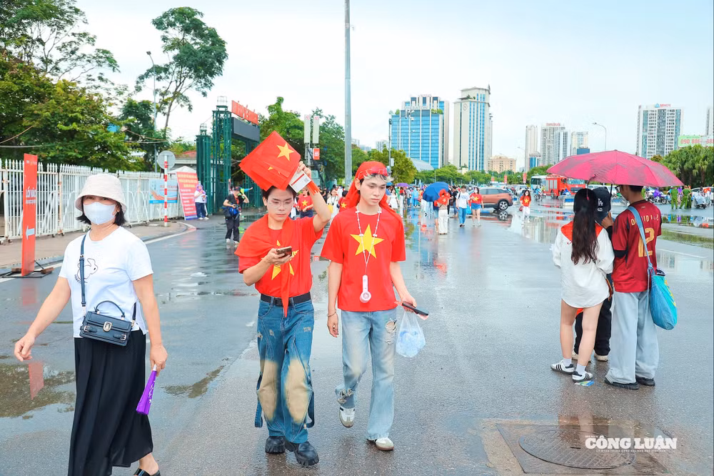 Trước đó, ban tổ chức phát vé miễn phí tại trụ sở Báo Nhân Dân nên lượng người tới tham dự concert tối nay khá đông. Đặc biệt, người dân diện áo in hình quốc kỳ Việt Nam như làm sáng bừng sân Mỹ Đình. 