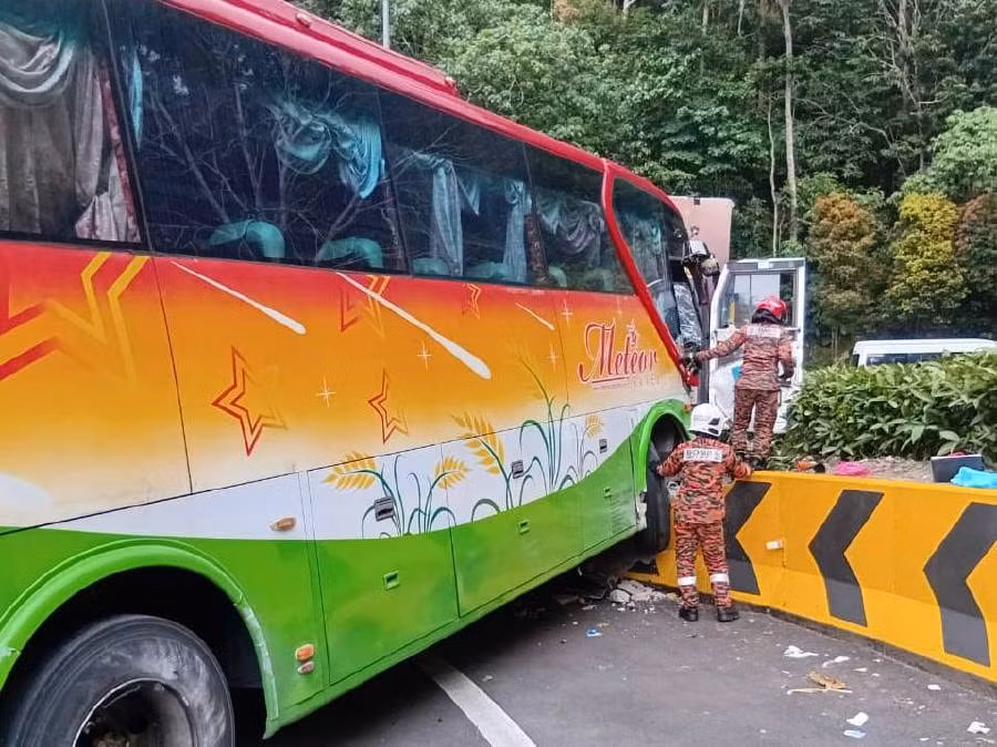  Two people sustained minor injuries in a crash involving a tour bus, a car and a multi-purpose vehicle at Km 17.3 Jalan Genting Highlands today.PIC COURTESY FIRE AND RESCUE DEPARTMENT
