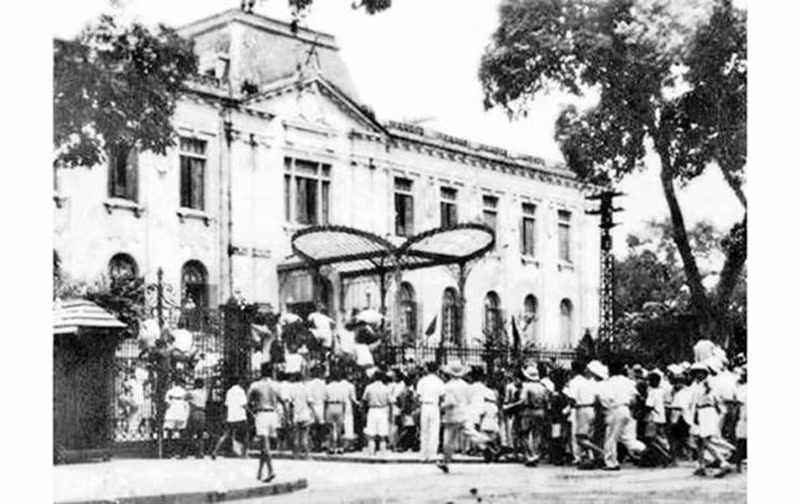 Quần chúng cách mạng và tự vệ chiến đấu Hà Nội chiếm Phủ Khâm sai (Bắc Bộ phủ), ngày 19/8/1945. Ảnh: Tư liệu