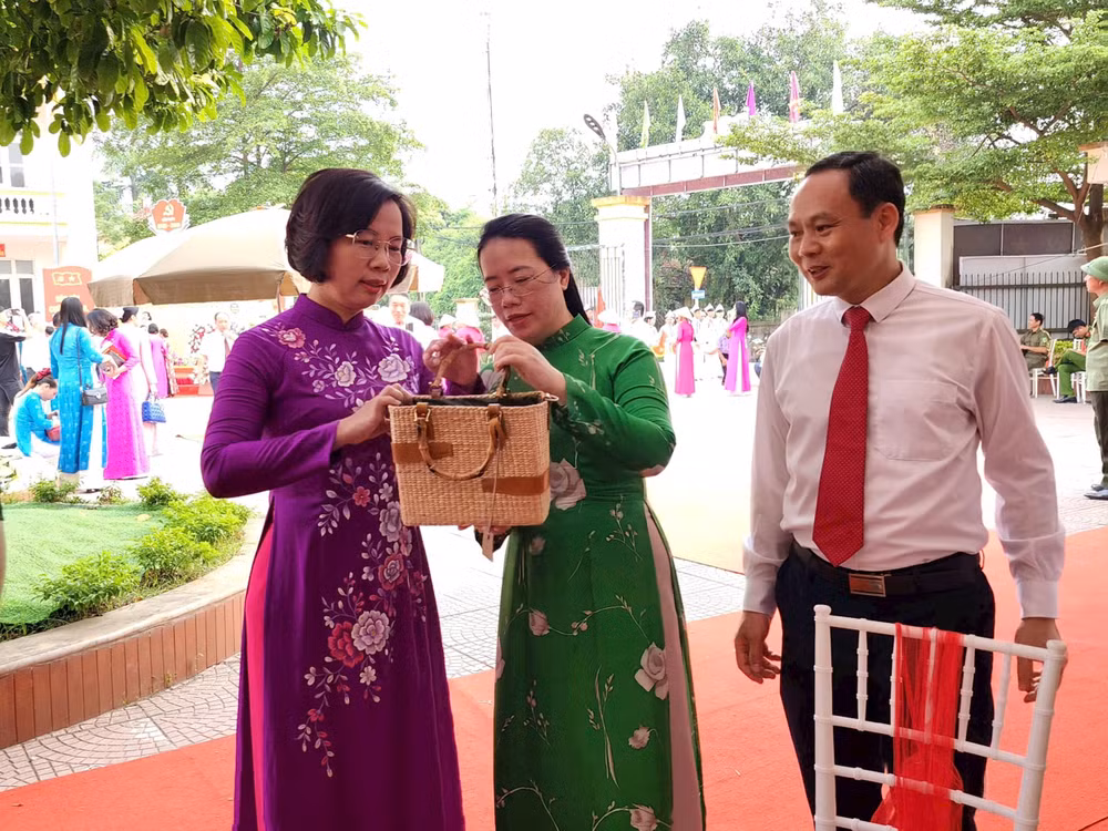 Các đại biểu dự Đại hội tham quan gian trưng bày các sản phẩm làng nghề của xã