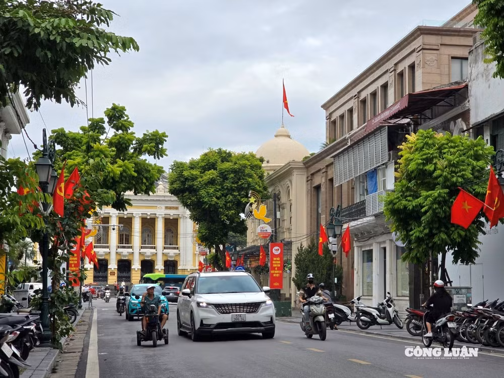 Đây là đoạn gần kết thúc của đoàn tuyến 1, phù hợp cho những ai đến muộn vẫn kịp xem. Không gian rộng rãi, thuận lợi chụp ảnh, lại gần nhiều điểm vui chơi, quán ăn quanh hồ Gươm. Khách du lịch lưu trú trong khu phố cổ có thể chọn vị trí này để vừa xem diễu binh, vừa dạo quanh phố phường.