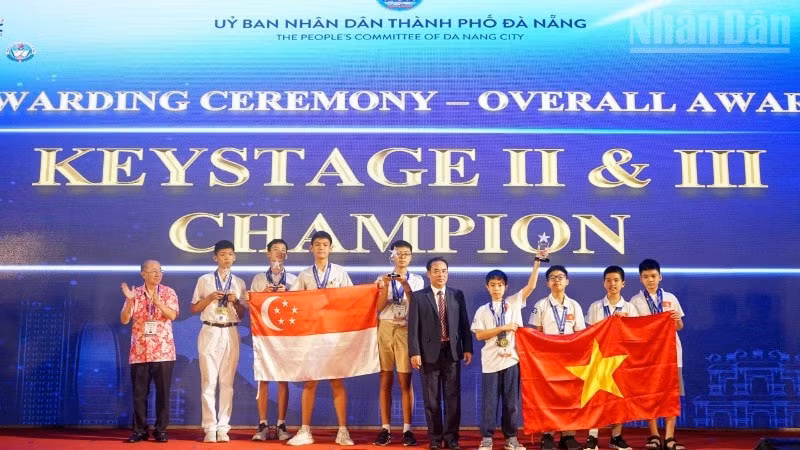 Ban Tổ chức trao giải Vô địch toàn đoàn cho Việt Nam và Singapore.