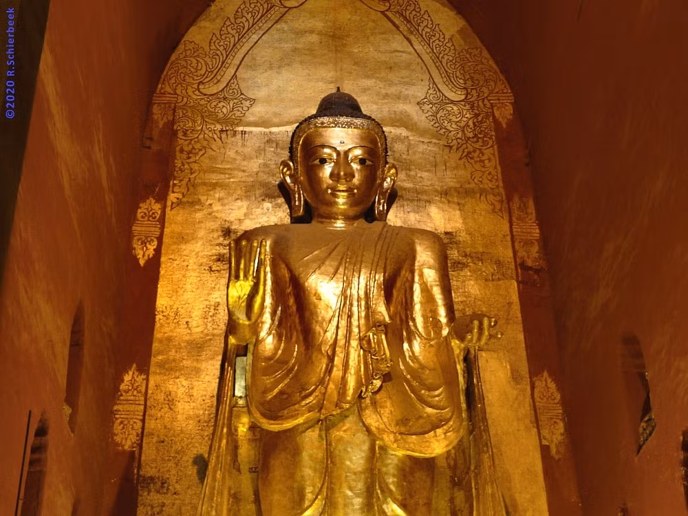 Tượng Phật Câu Na Hàm bằng vàng ròng tại chùa Ananda, Myanmar