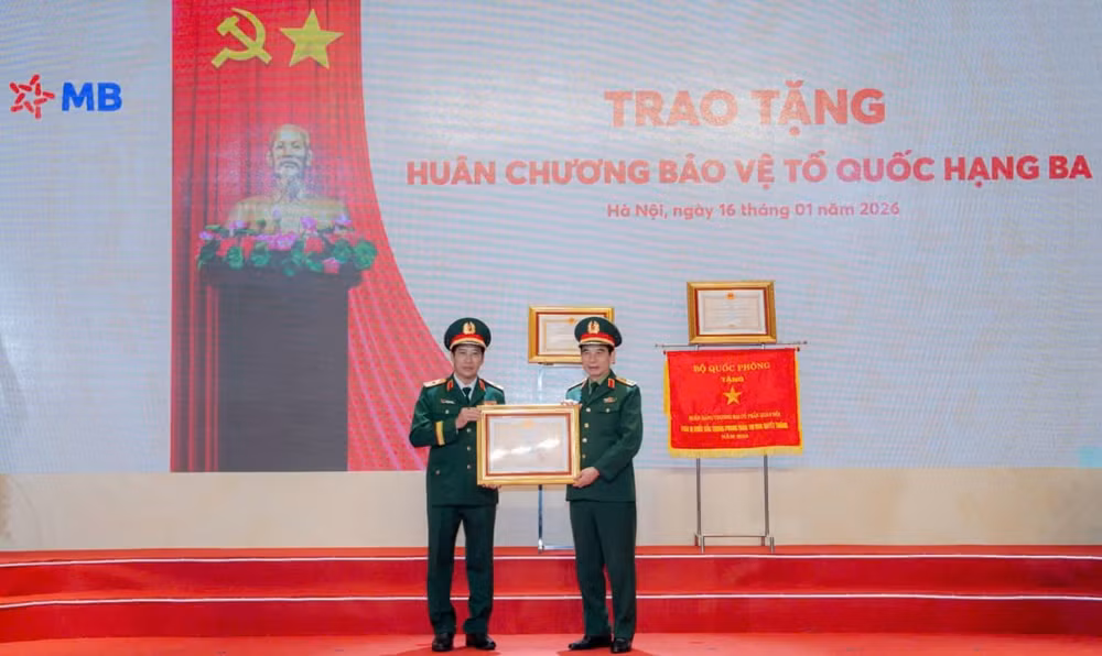 Thiếu tướng Lưu Trung Thái - Bí thư Đảng ủy, Chủ tịch HĐQT MB vinh dự được trao tặng Huân chương Bảo vệ Tổ quốc Hạng Ba.