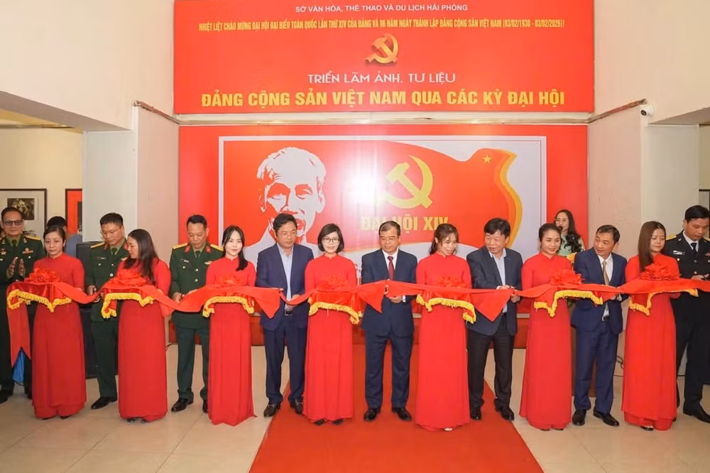 Đại biểu cắt băng khai mạc triển lãm 