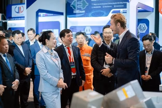 Bà Đỗ Nguyệt Ánh - Chủ tịch Hội đồng thành viên EVNNPC và các đại biểu EVNNPC tham quan các gian hàng tại Triển lãm Techshow EVNNPC 2026.