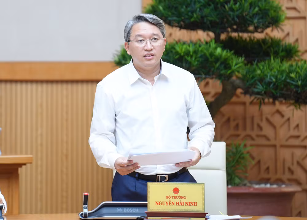 Bộ trưởng Nguyễn Hải Ninh phát biểu tại phiên họp. Ảnh: P.Mai