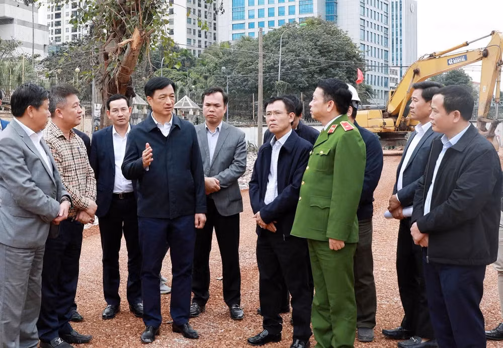 Bi thư Thành ủy Hà Nội Nguyễn Duy Ngọc kiểm tra thực địa việc triển khai dự án đường Vành đai 1.