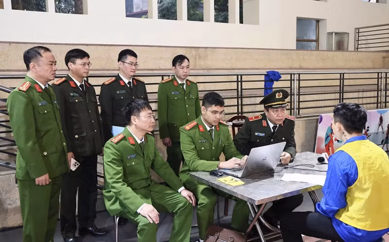 Giám đốc Công an tỉnh Tuyên Quang làm việc với các đối tượng vụ lừa đảo