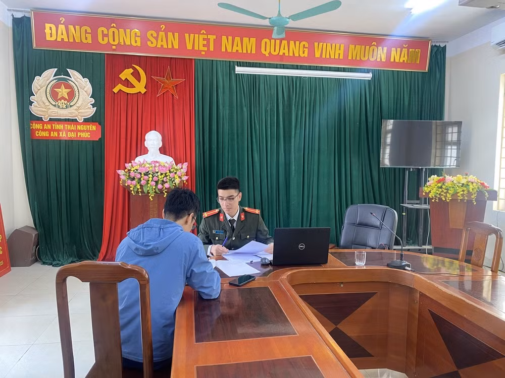 Cán bộ Công an xã Đại Phúc làm việc với Đ.V.B.