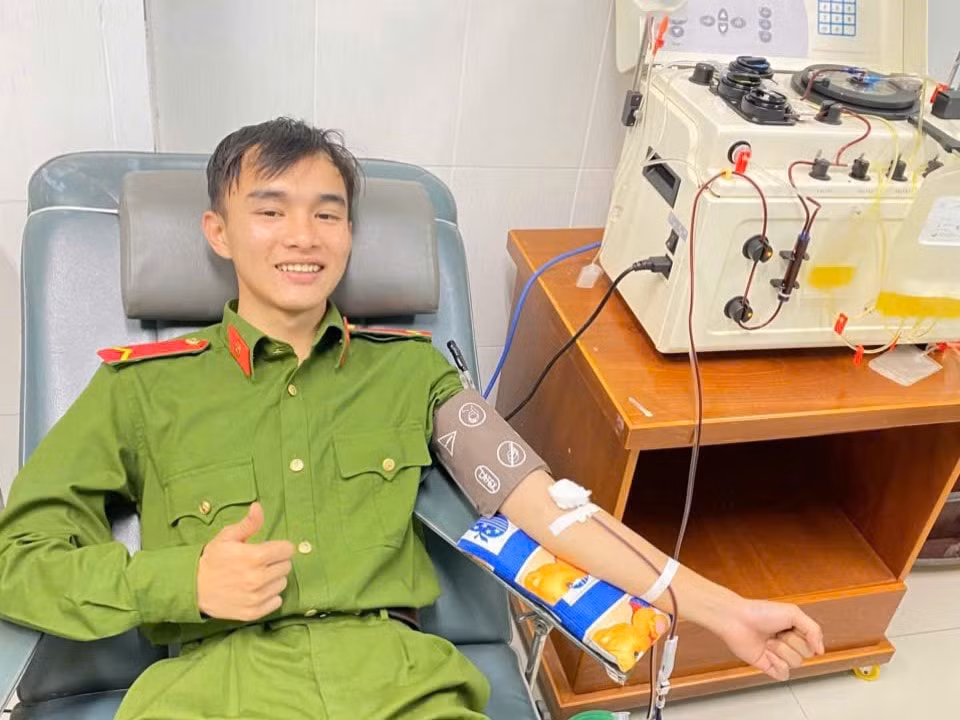 Binh nhất Phạm Đức Mạnh hiến tiểu cầu cấp cứu bệnh nhân