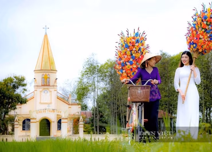Giấy màu phải cắt thành hình bông hoa, dán hồ tạo hình, ghép nhuỵ tạo thành từng bông hoa rồi sau đó ghép hoa vào cành.