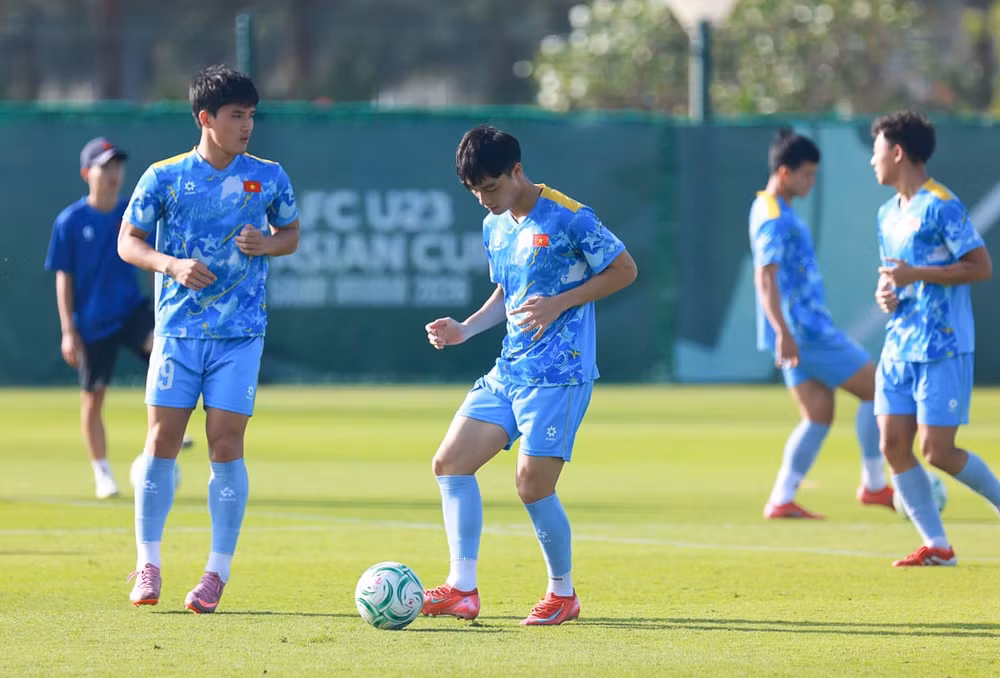 • U23 Việt Nam đón tin vui trước thềm tứ kết U23 châu Á 2026. Trước thềm trận tứ kết vòng chung kết U23 châu Á 2026, U23 Việt Nam nhận cú hích tinh thần quan trọng khi toàn đội đạt trạng thái thể lực tốt nhất, không ghi nhận bất kỳ ca chấn thương đáng lo ngại nào.