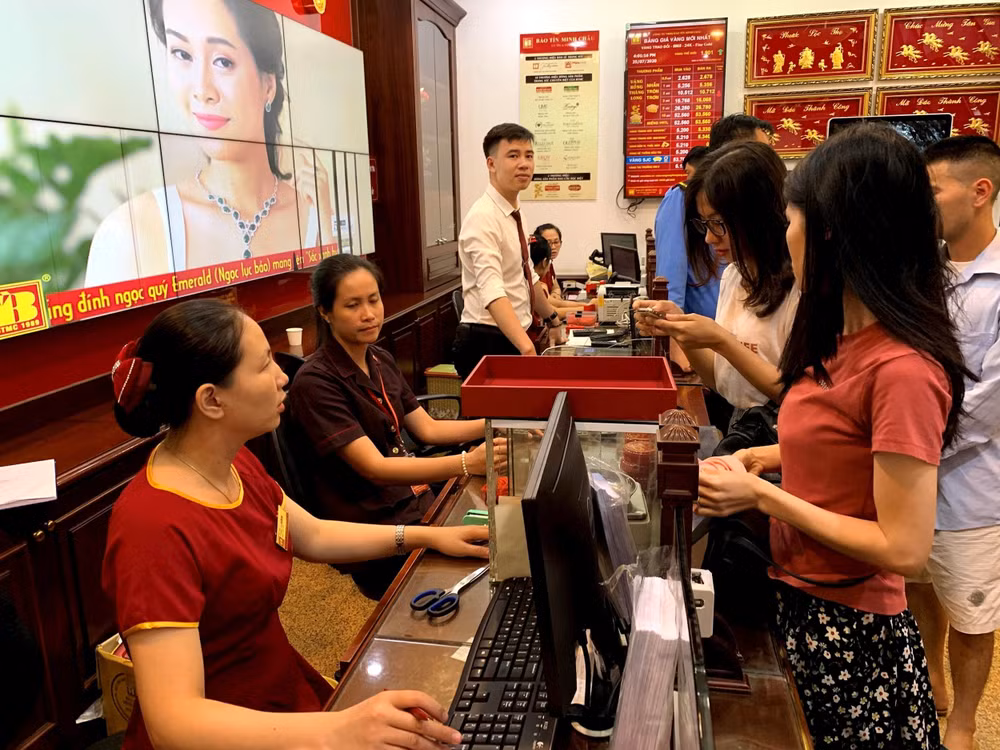 Giá vàng hôm nay 12 1 2026 Từ vàng miếng, vàng nhẫn trong nước và vàng thế giới
