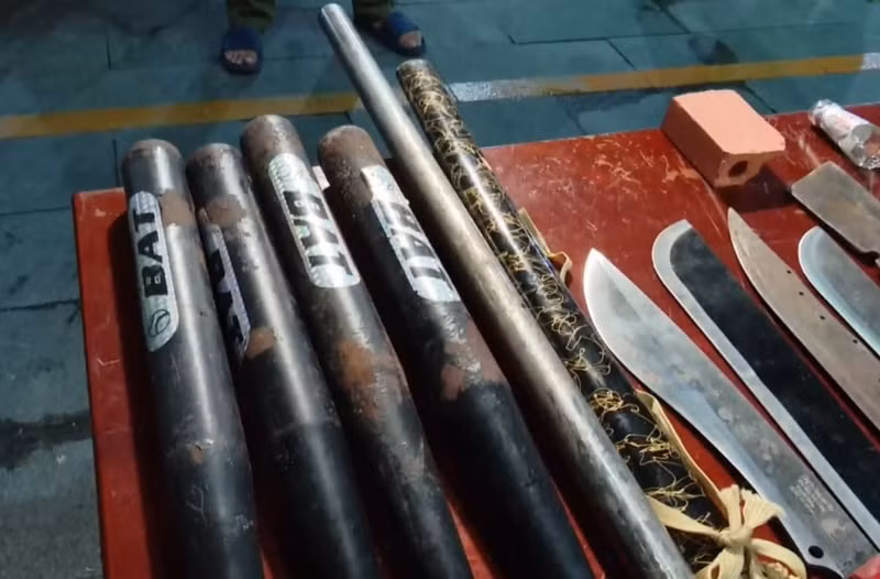 Điều tra, xử lý nghiêm vụ hai nhóm thanh niên mang hung khí đánh nhau giữa đường phố -6