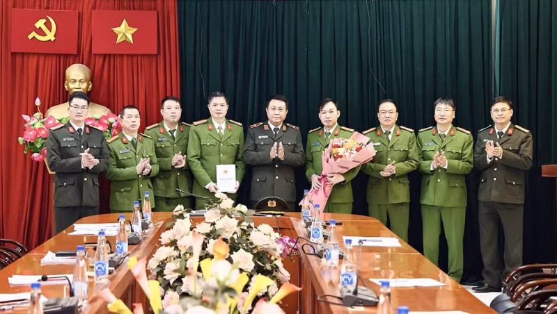 Lãnh đạo Công an tỉnh Tuyên Quang thưởng nóng các đơn vị phá án