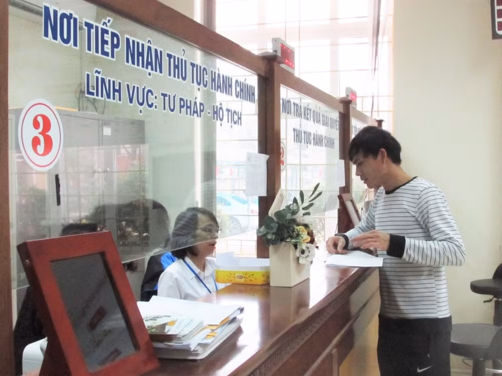 Giải quyết thủ tục hành chính dựa trên dữ liệu điện tử, hạn chế yêu cầu xuất trình giấy tờ bản chính. Ảnh minh họa 