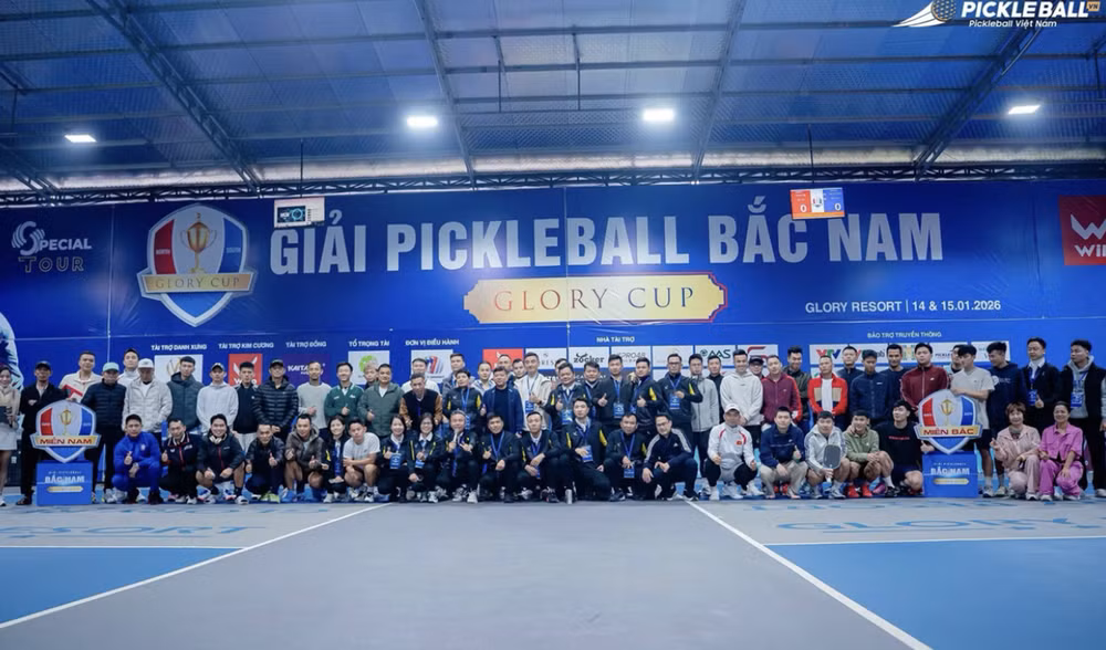 Ban tổ chức chụp ảnh lưu niệm cùng thành viên hai đội tuyển miền Bắc và miền Nam. Ảnh: An An