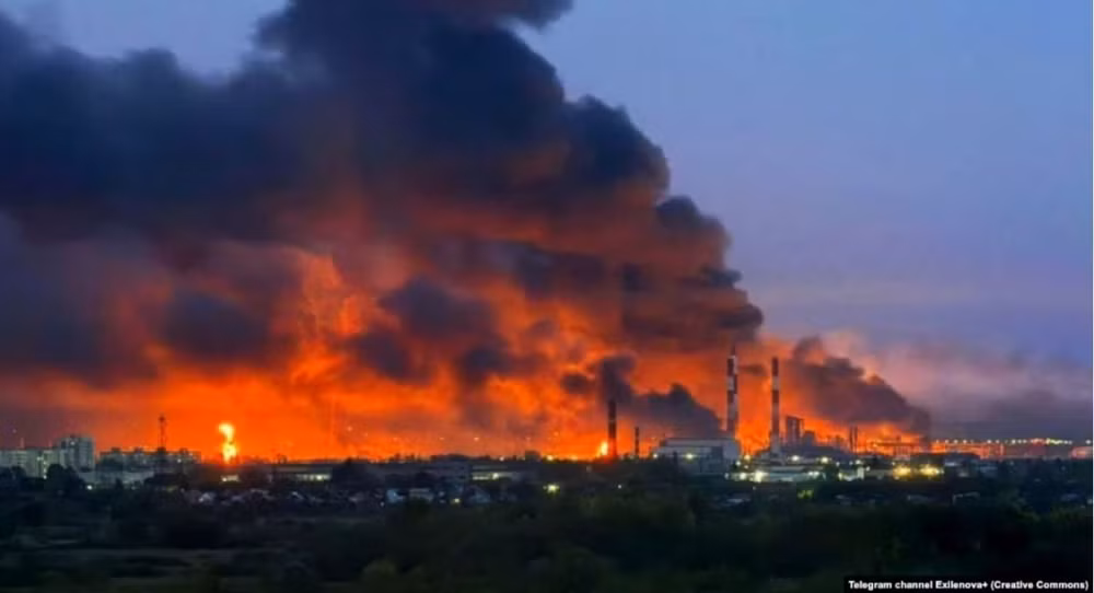 Ukraine tấn công kho dầu của Nga ở vùng Volgograd, kho chứa máy bay không người lái và nhiều mục tiêu quân sự khác.
