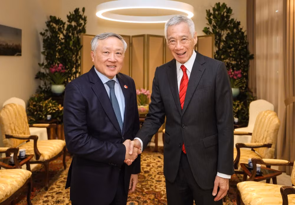 Phó Thủ tướng Thường trực Chính phủ Nguyễn Hòa Bình hội kiến Bộ trưởng Cao cấp Singapore Lý Hiển Long- Ảnh 1.
