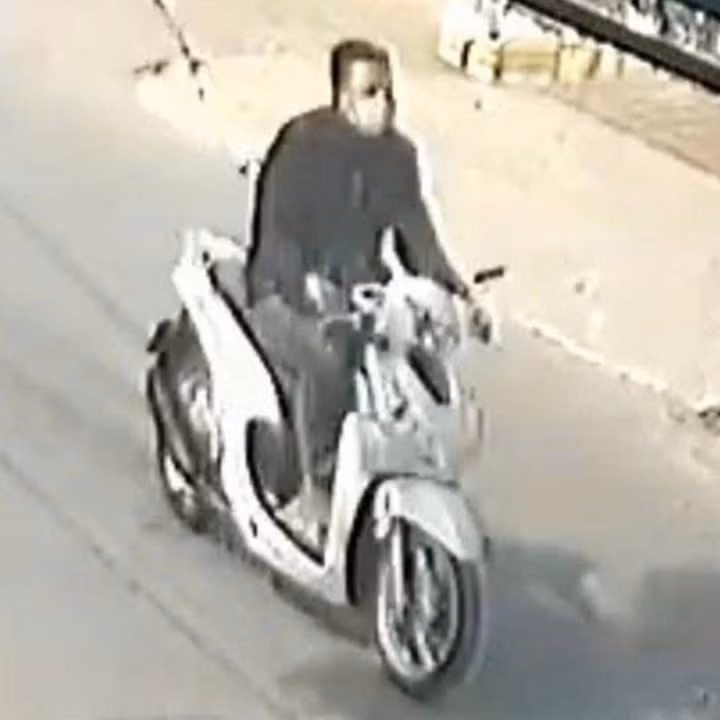 Camera ghi lại hình ảnh nghi phạm điều khiển xe máy rời hiện trường