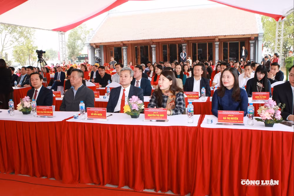 Các đại biểu tham dự lễ khánh thành Dự án tu bổ, tôn tạo khu di tích lịch sử đại danh Y Hải Thượng Lãn Ông Lê Hữu Trác, tại xã Nguyễn Văn Linh, Tỉnh Hưng Yên