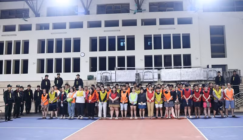 Các đối tượng và tang vật trong chuyên án lừa đảo tại Campuchia