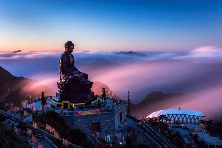 Quần thể tâm linh hùng vĩ giữa mây ngàn trên đỉnh Fansipan.
