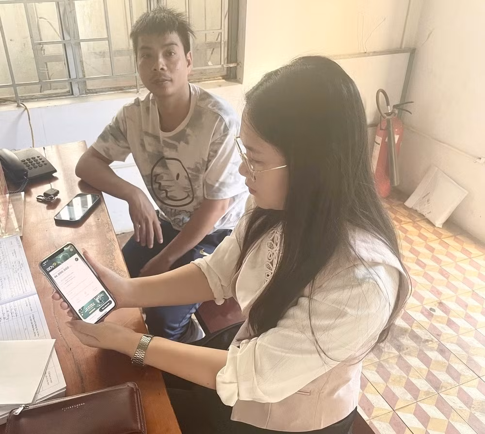 Chị Nguyễn Thị Mỹ Nương chuyển lại tiền nhận nhầm cho bà Nguyễn Thị Phượng