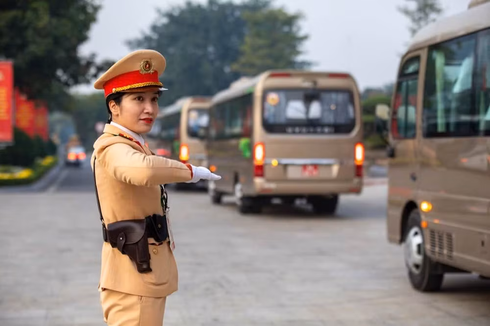 CSGT hướng dẫn phương tiện chở đại biểu tại Trung tâm Hội nghị quốc gia.