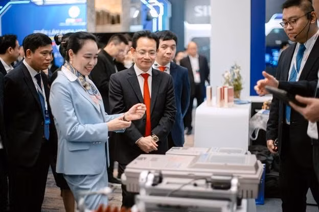 Bà Đỗ Nguyệt Ánh - Chủ tịch Hội đồng thành viên EVNNPC và ông Nguyễn Đức Thiện – Tổng giám đốc EVNNPC tham quan các gian hàng tại Triển lãm Techshow EVNNPC 2026.