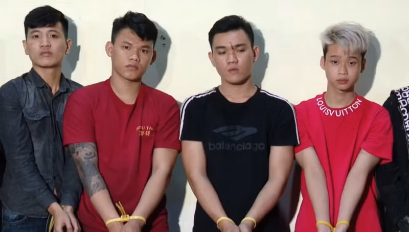 Điều tra, xử lý nghiêm vụ hai nhóm thanh niên mang hung khí đánh nhau giữa đường phố -8