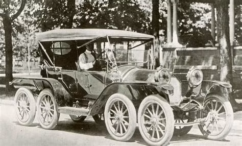 The 1911 Reeves Octoauto was an 8-wheeled technological marvel ...