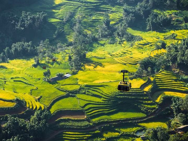 Cáp treo Fansipan đưa du khách qua khung cảnh thiên nhiên ngoạn mục của Sa Pa
