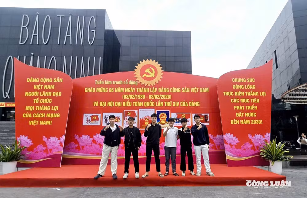 15-quang-ninh-ruc-ro-sac-xuan-huong-ve-dai-hoi-dang-xiv.jpg