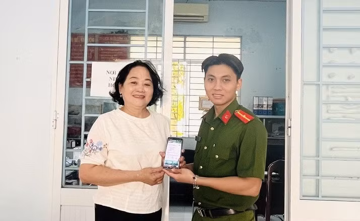 Bà Nguyễn Thị Phượng nhận lại số tiền đã chuyển khoản nhầm