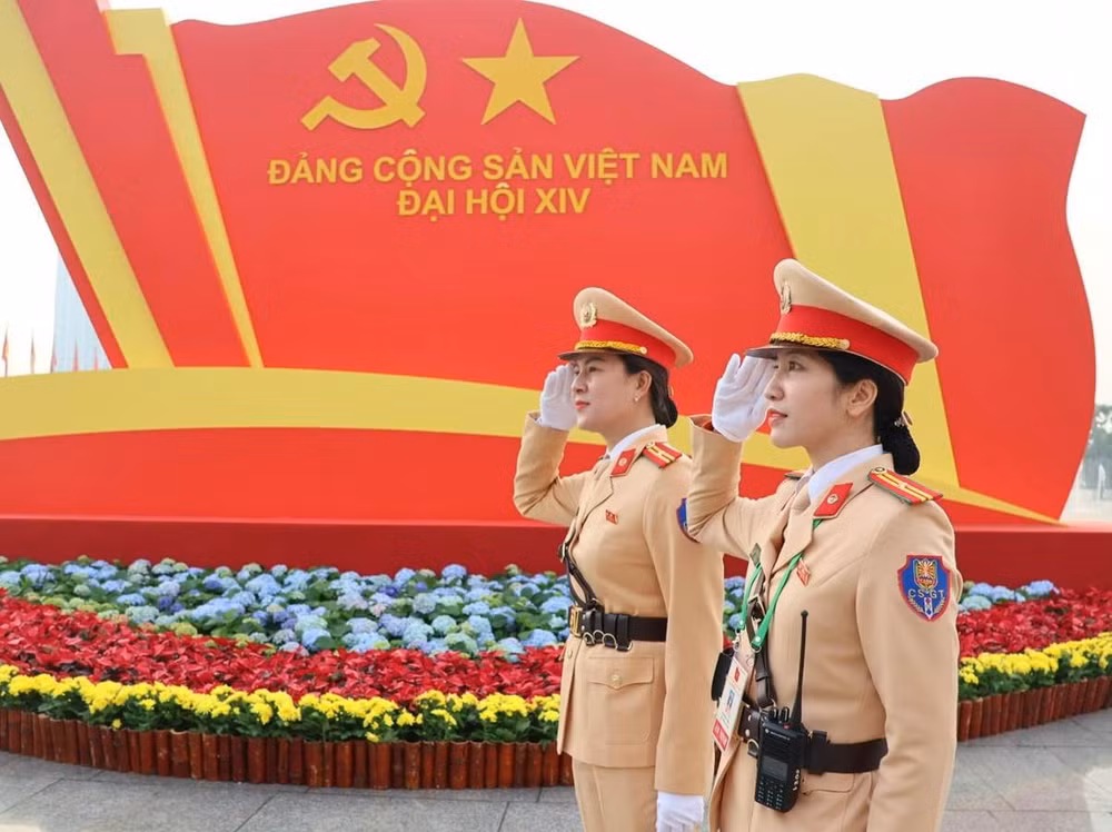 Các nữ CSGT tham gia phương án diễn tập. Ảnh: CAHN