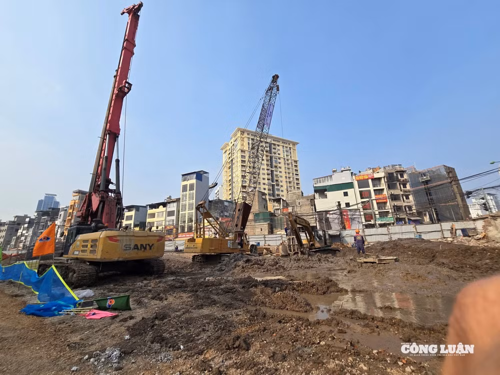 Công nhân hối hả làm việc trên công trường xây đường vành đai 1