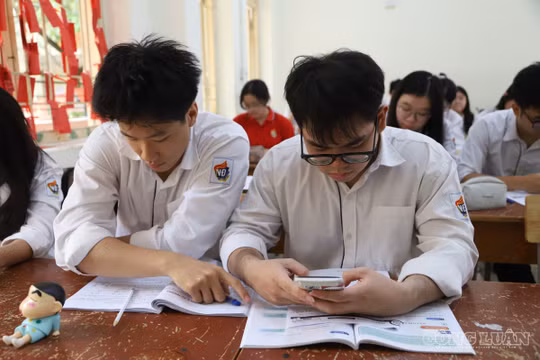 Bàn ghế hơn 20 năm chưa thay, học sinh cao trên 1,75m vẫn phải ngồi 'chung cỡ' với cả lớp