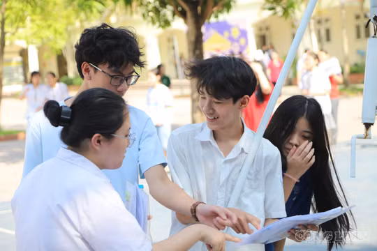 Vừa rời phòng thi, sĩ tử Hà Nội mạnh dạn dự đoán trên 9 điểm Tiếng Anh