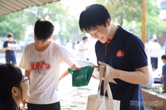 Vì sao Hà Nội, TP HCM vẫn phải thi lớp 10?