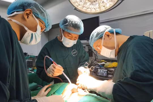 BS Việt cho biết, điểm quan trọng trong điều trị là phải xác định đúng nguồn nhiễm trùng, thay vì chỉ tập trung xử lý tổn thương tại phổi. Ảnh: Bệnh viện cung cấp