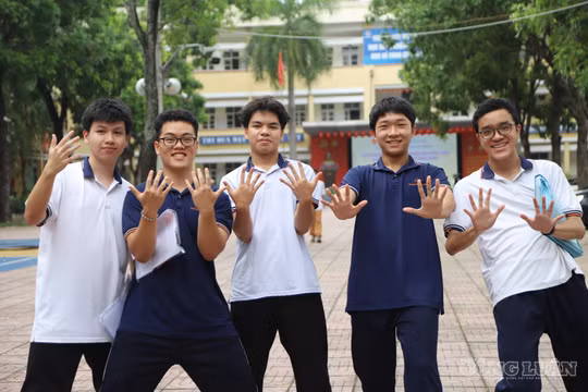 Khép lại kỳ thi tốt nghiệp THPT 2026: Sĩ tử rời điểm thi với nhiều cung bậc cảm xúc, tự tin chờ kết quả