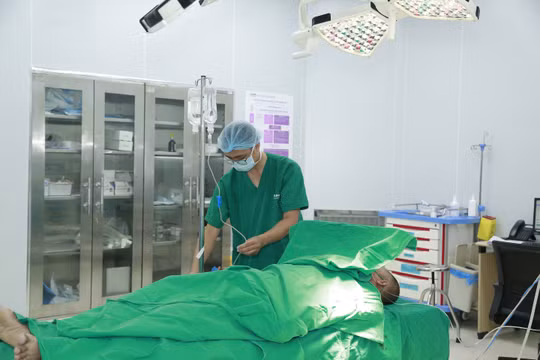 Bác sĩ Trịnh Hữu Chín 3 lần thủ khoa: ‘Danh hiệu không cứu được bệnh nhân, chỉ có năng lực và tình thương làm được điều đó’