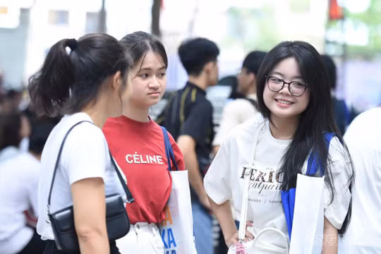 Phụ huynh 'đau đầu' với học phí đại học 2026, có ngành lên tới 180 triệu đồng/năm