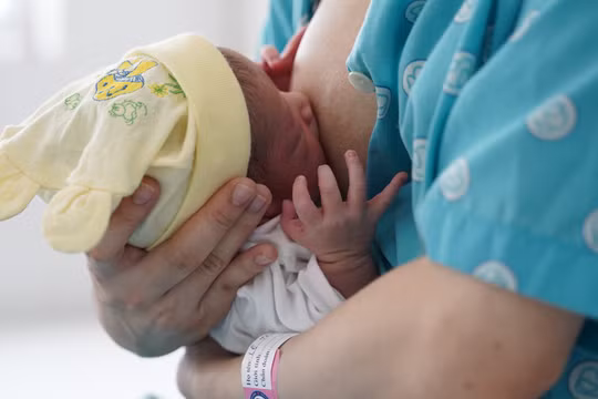 Sữa mẹ được ví như 'vắc-xin tự nhiên' nhưng nhiều trẻ vẫn bỏ lỡ