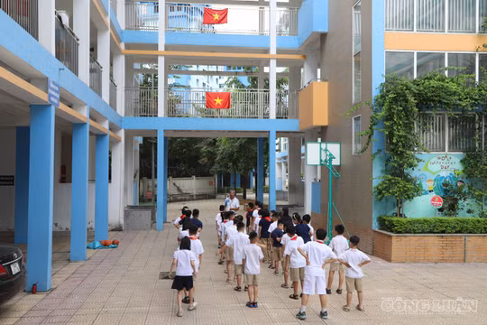Trường tạm dừng câu lạc bộ, phụ huynh Hà Nội loay hoay đón con lúc 15h55