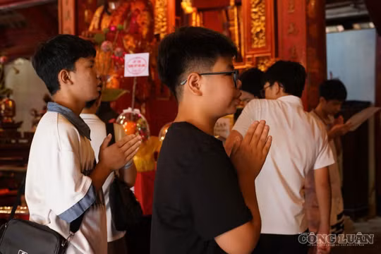 Sĩ tử Hà Nội chen kín Văn Miếu trước kỳ thi lớp 10: 'Chỉ mong đủ bình tĩnh để không làm sai'